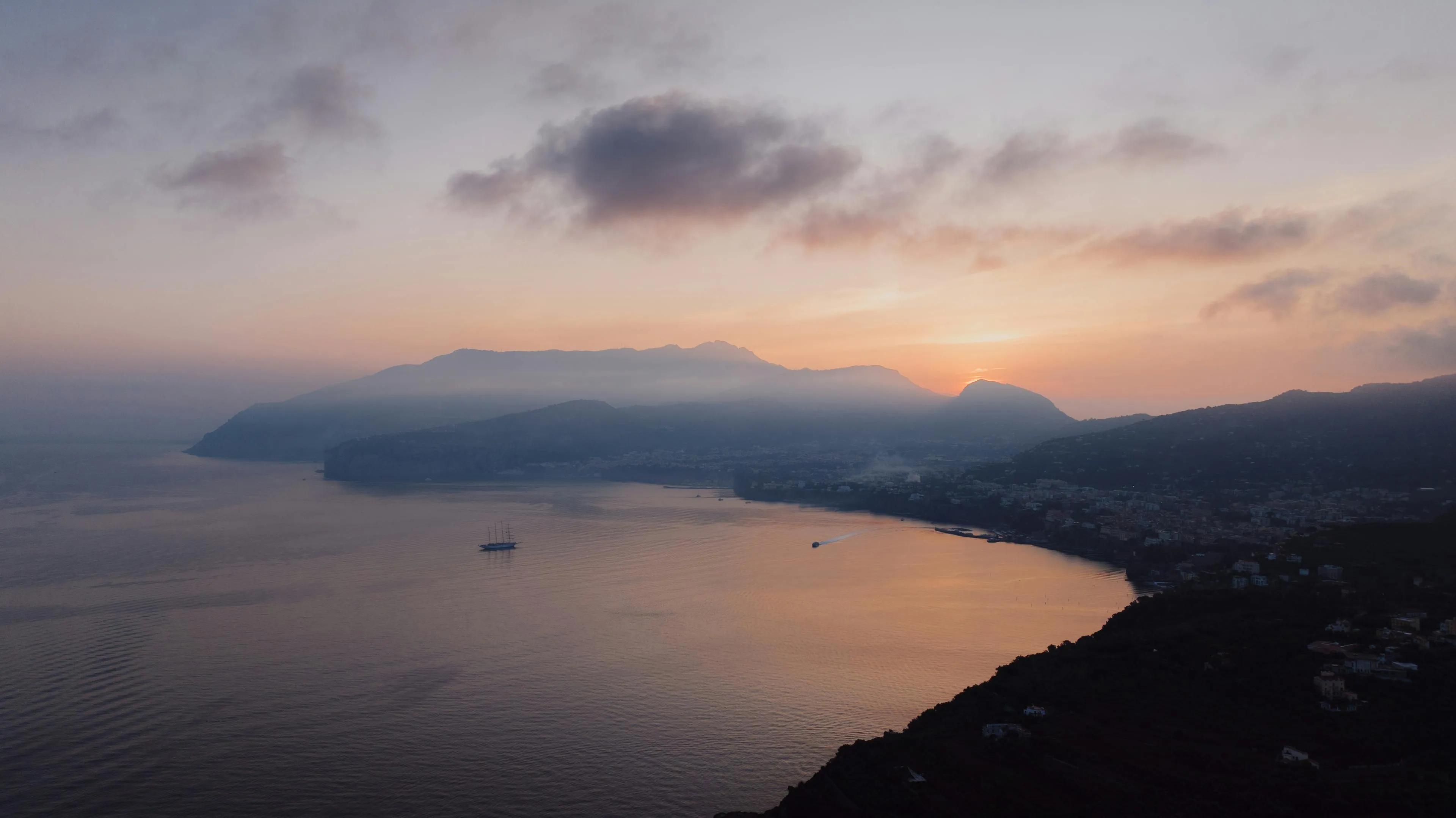 Zonsondergang over de kustlijn van Sorrento, Italië