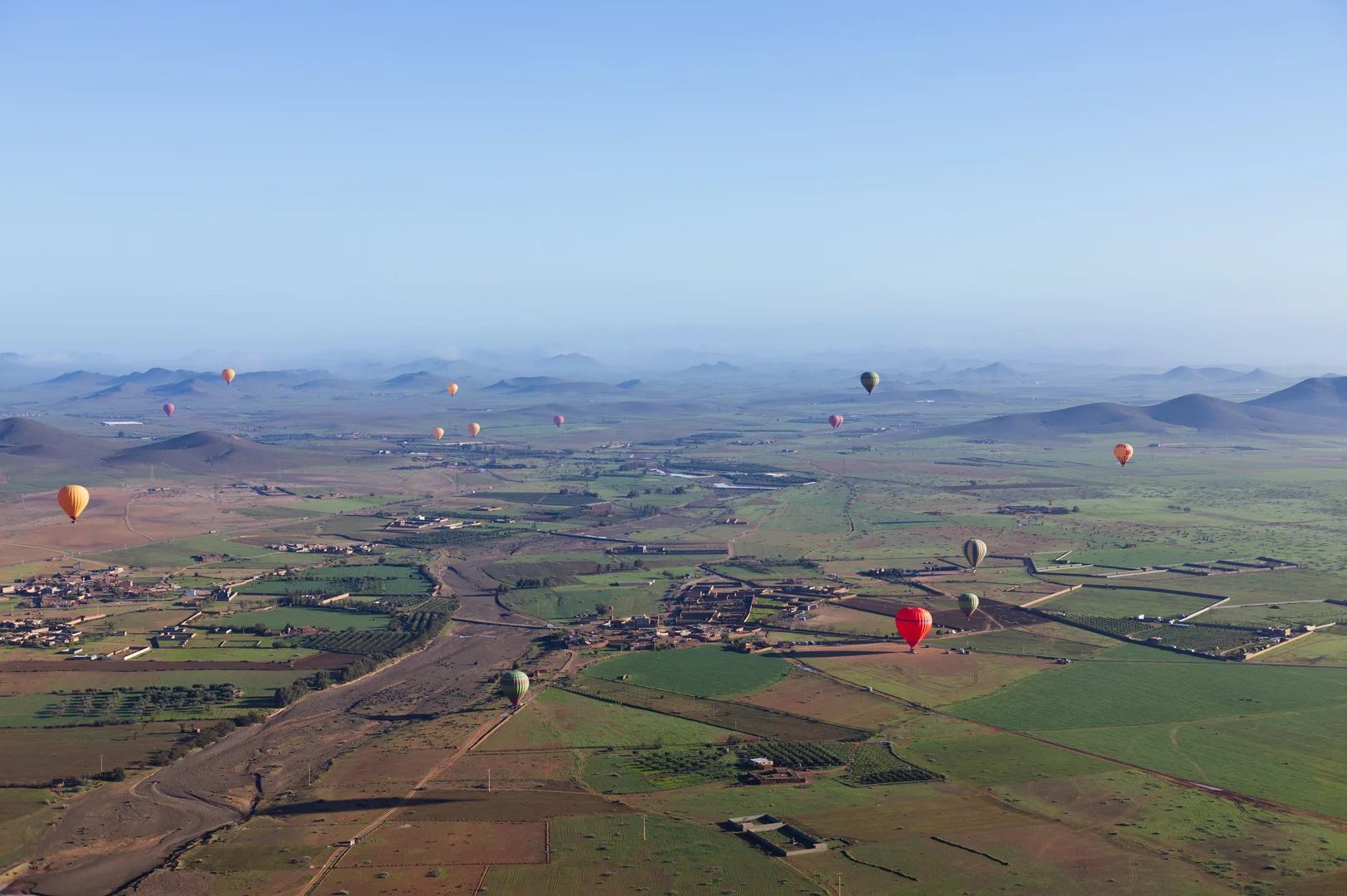 Panoramisch uitzicht over de vlakte van Marrakech met verspreide Berberdorpjes in de verte