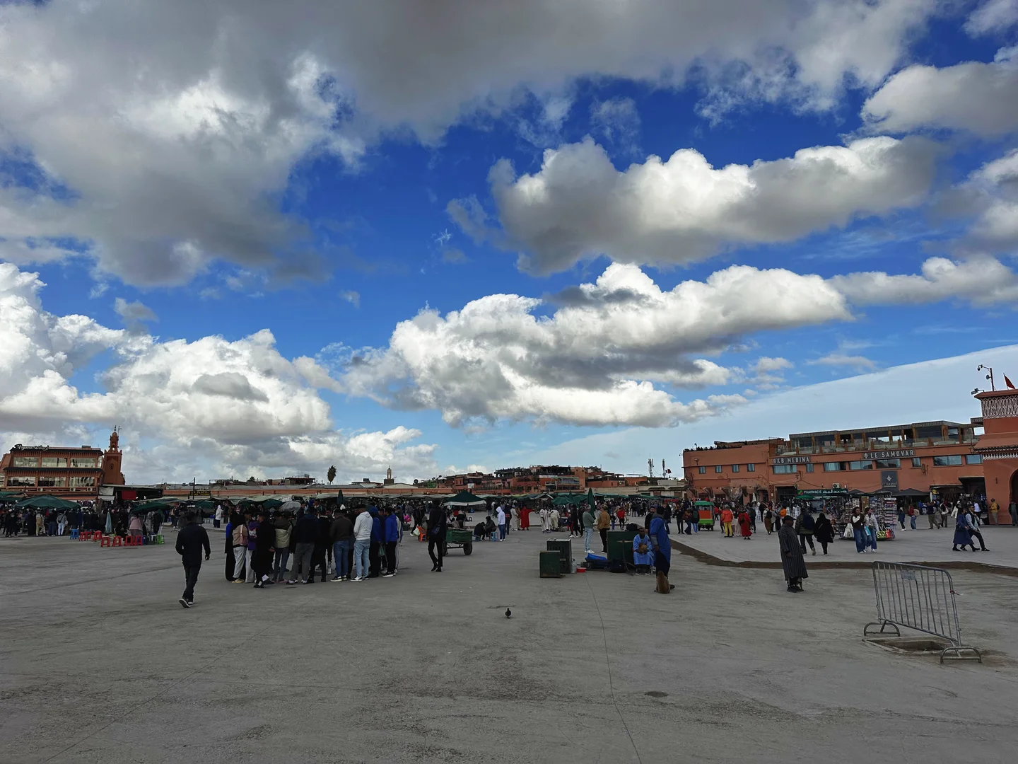 Drukte op het Djemaa el Fna plein in Marrakech